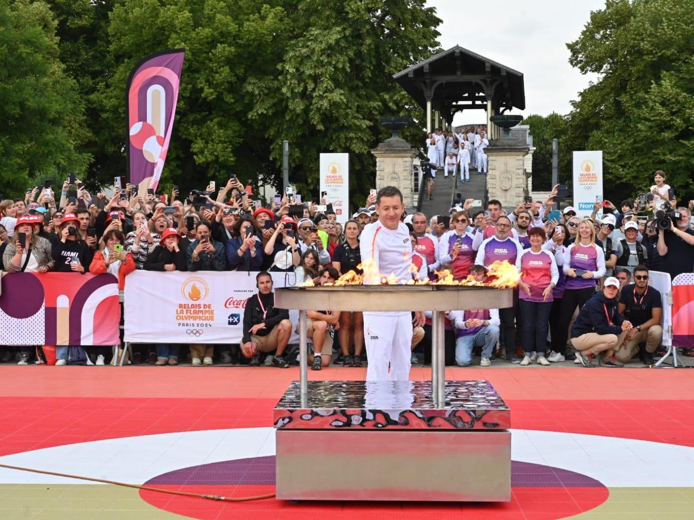 Dany Boon, dernier relayeur de la flamme olympique à Lille, allume le chaudron