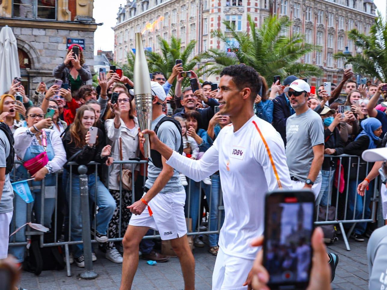 Raphaël Varane, champion de football international a porté la flamme