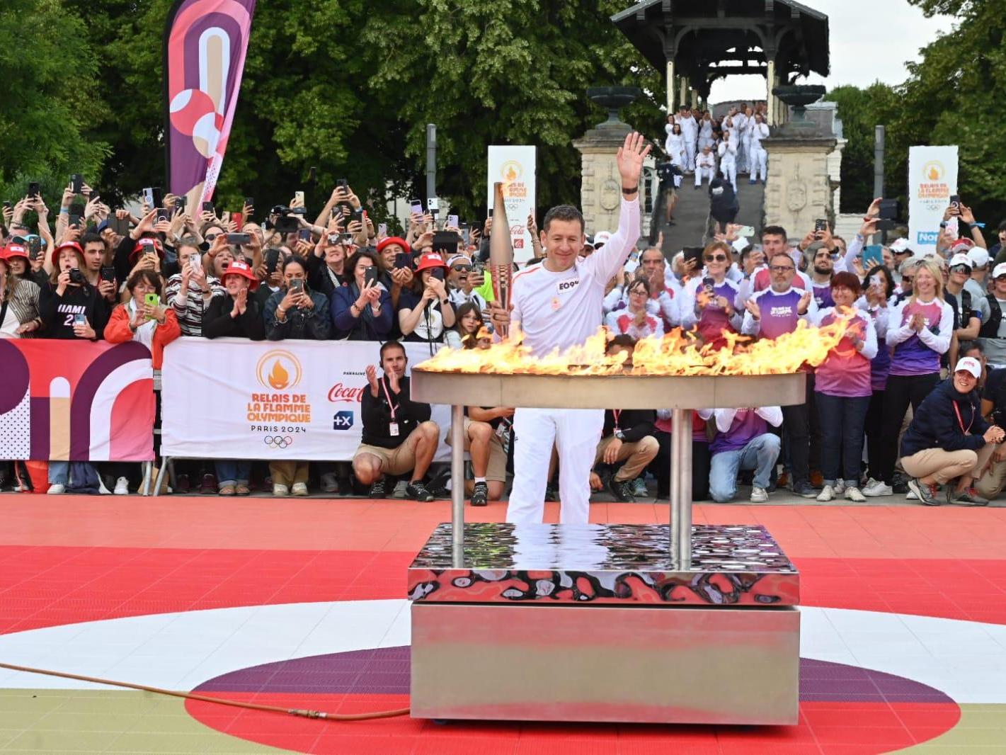 Dany Boon, dernier relayeur de la flamme olympique à Lille, allume le chaudron
