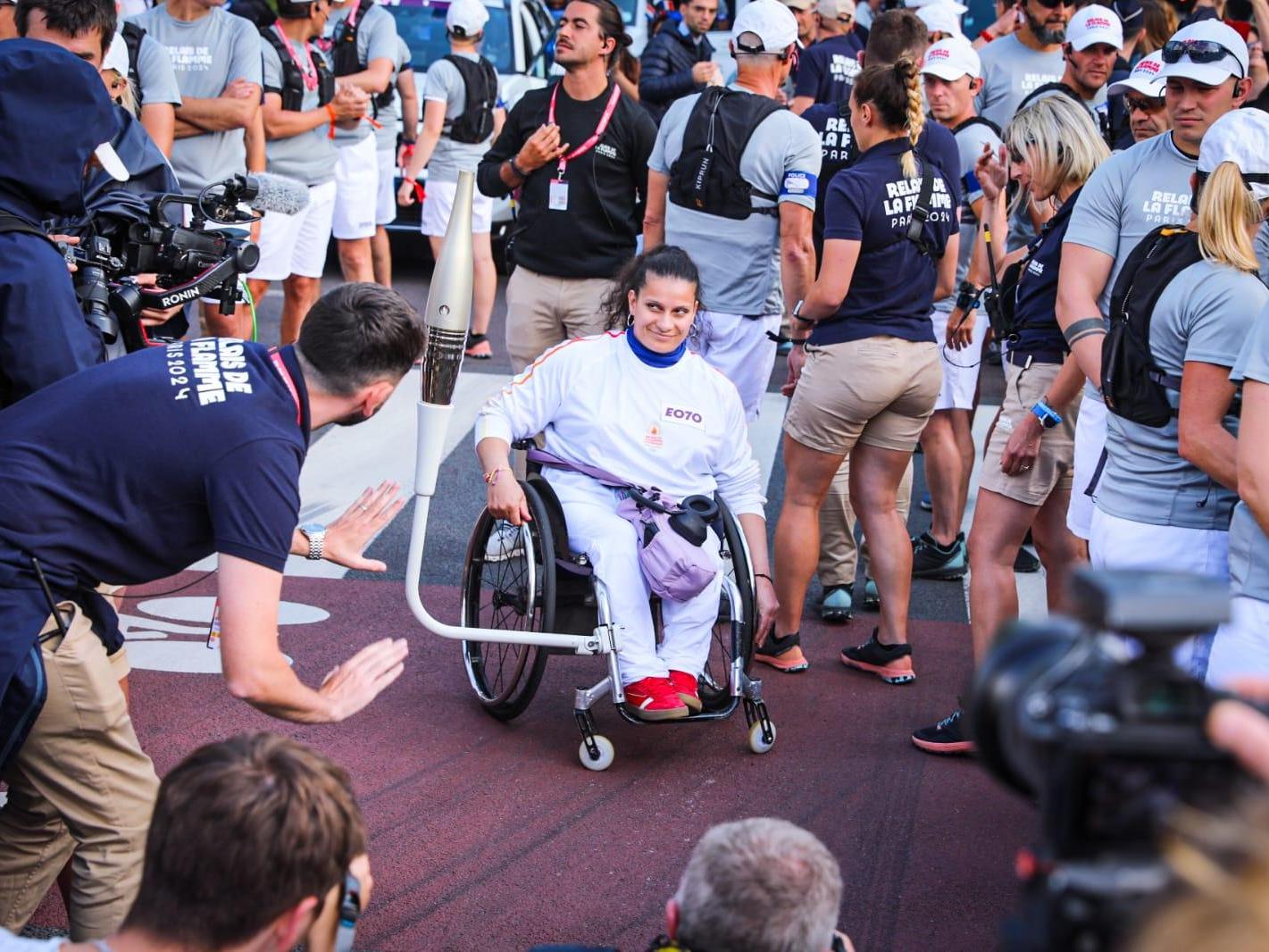 Souhad Ghazouani, championne paralympique à Londres en 2012 en haltérophilie, a relayé la flamme