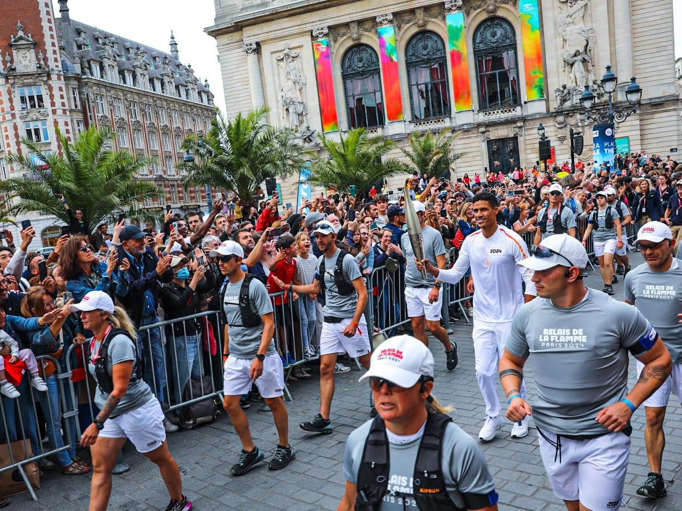 Raphaël Varane, champion de football international a porté la flamme